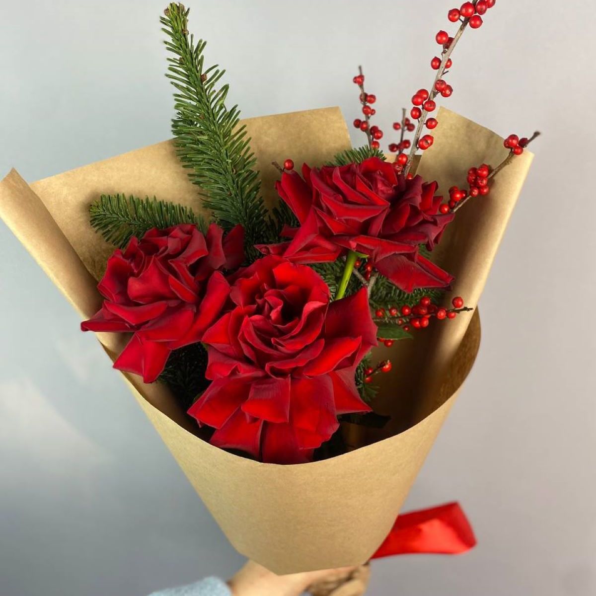 Bouquet Зимний букет из голубой ели французской розы и илекса