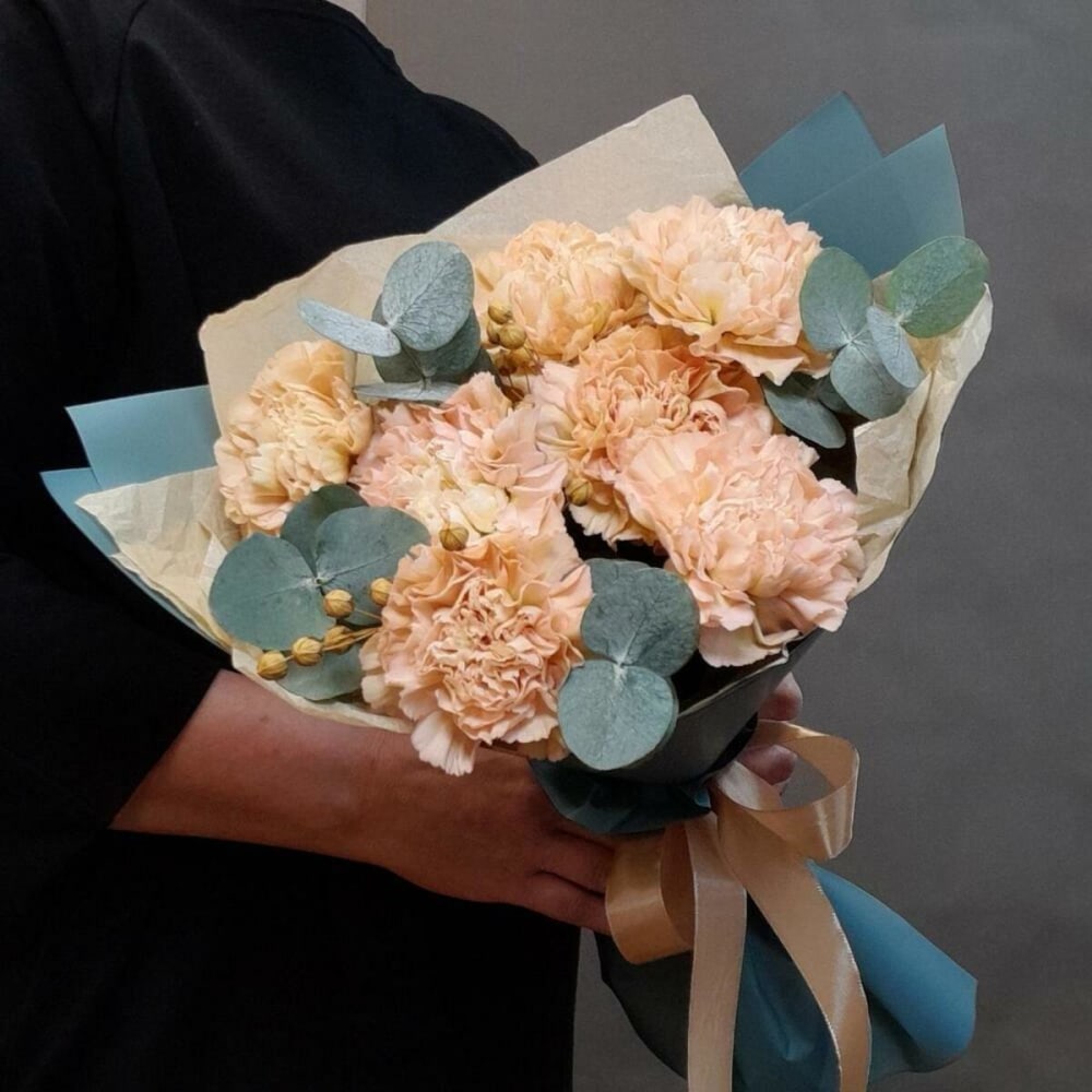 

Букет из 7 карамельных гвоздик в синей упаковке