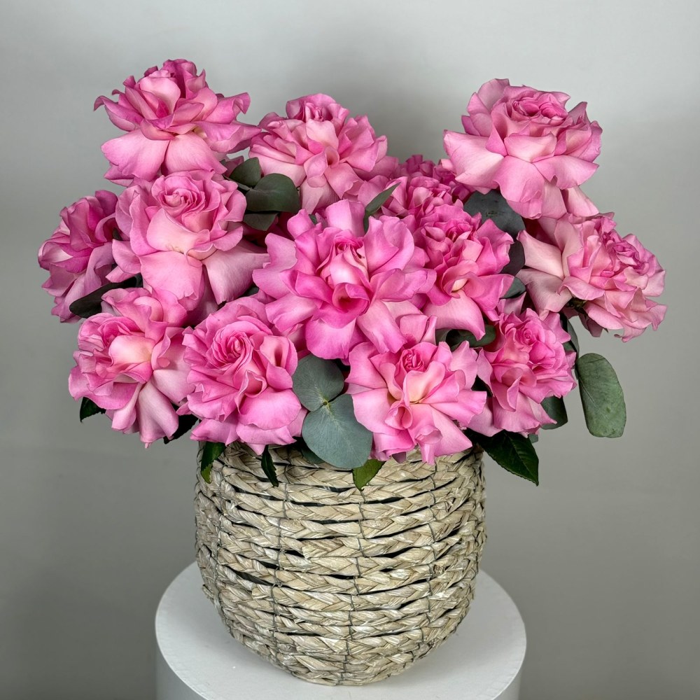 

Среднее кашпо с нежно розовыми французскими розами