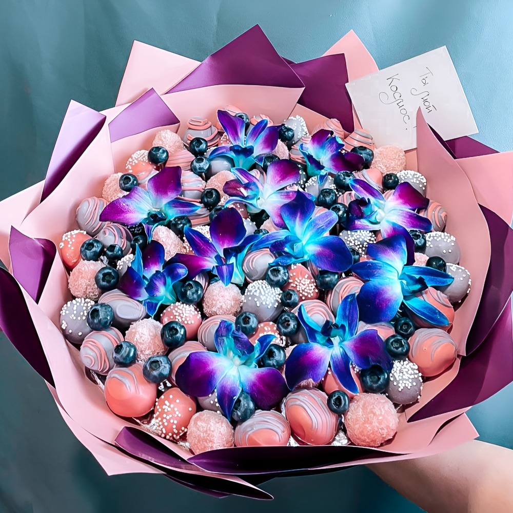 

Букет из клубники и орхидей "Космос" XL